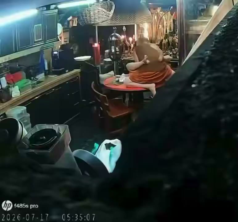 和尚操逼2分钟.mp4