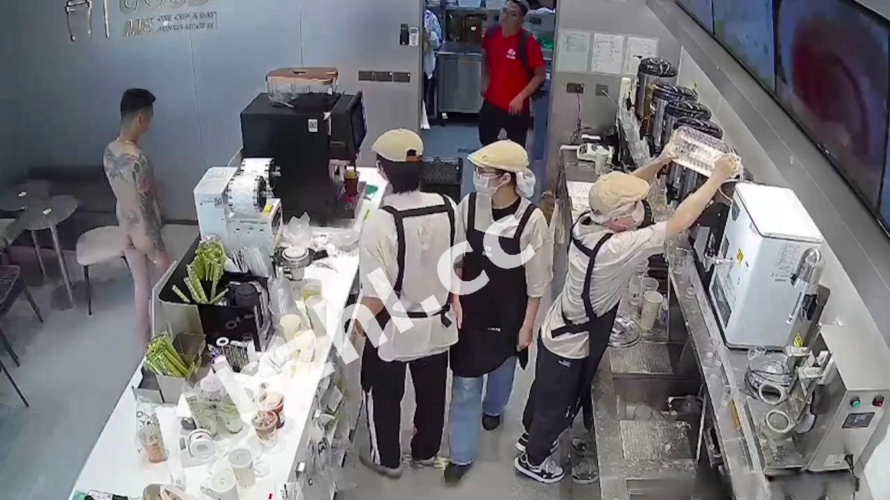 某地古茗奶茶店惊现精神小伙持刀抢劫 全裸进店把这些员工和妹子吓坏了！