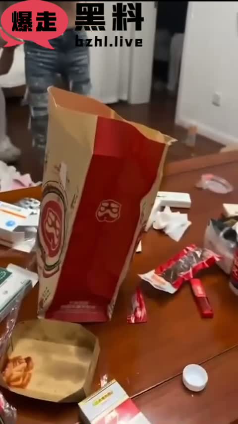 粉毛亚比精神小妹酒店被群殴暴打 buff叠满用完就踹头飞踢 疑因小三勾引男友而起！