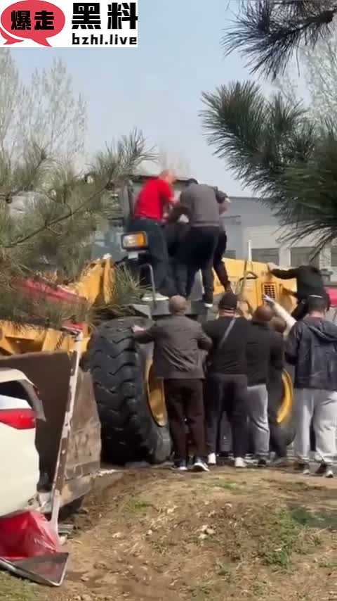 北京房山区大集惨案！50岁男子驾驶重型铲车闯入集市 无差别冲撞摊位人群 现场一片血腥！